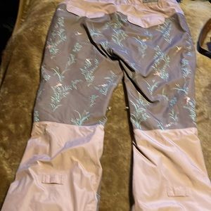 Women’s burton snowboard pants. Worn a handful of time. Great condition.